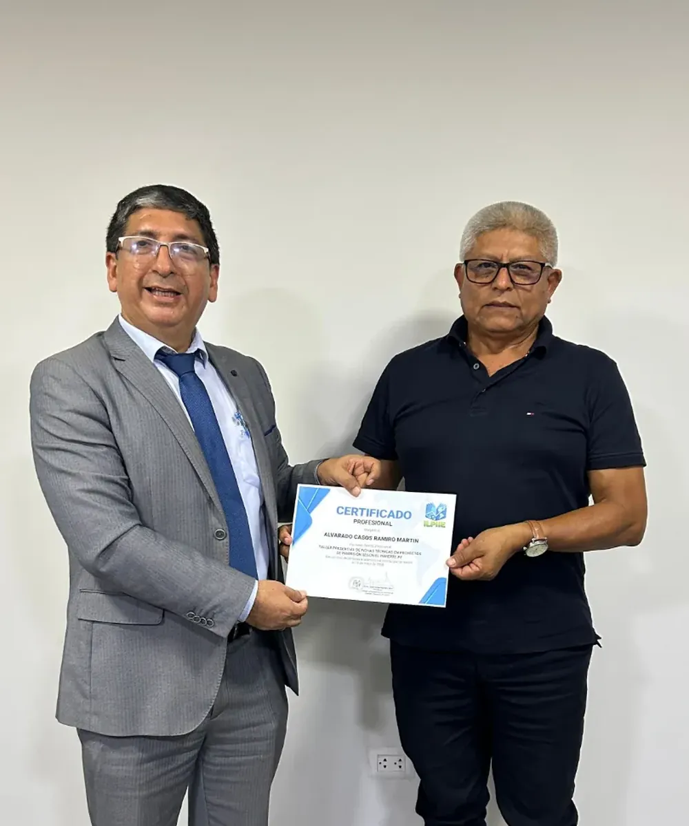 Egresado recibiendo su certificado del diploma en la sede de Lince