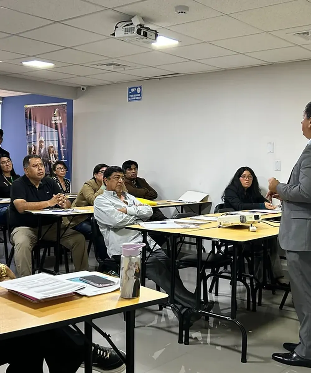 Aula llena durante una sesión presencial del instituto
