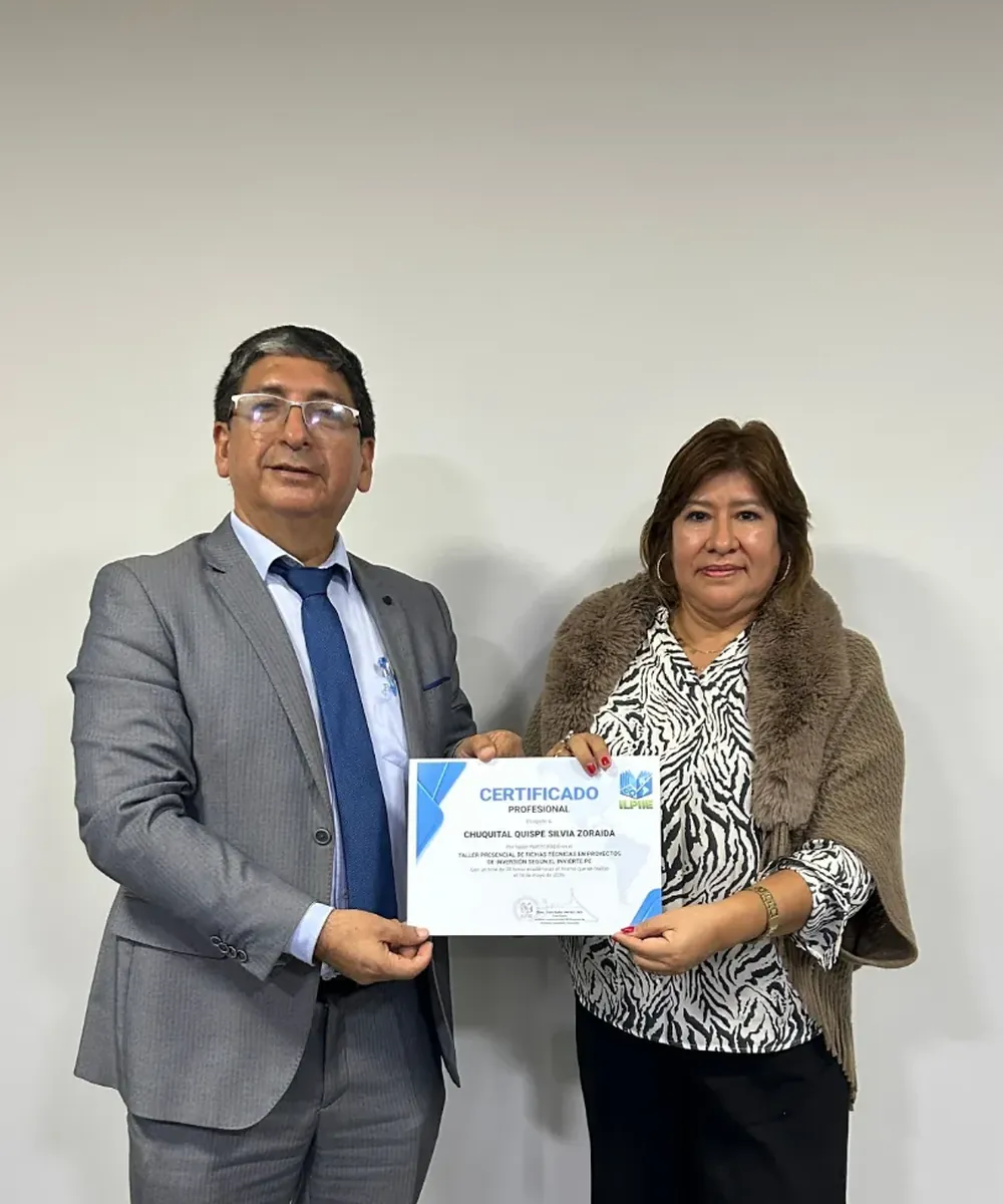 Entrega de certificado a un egresado del diploma
